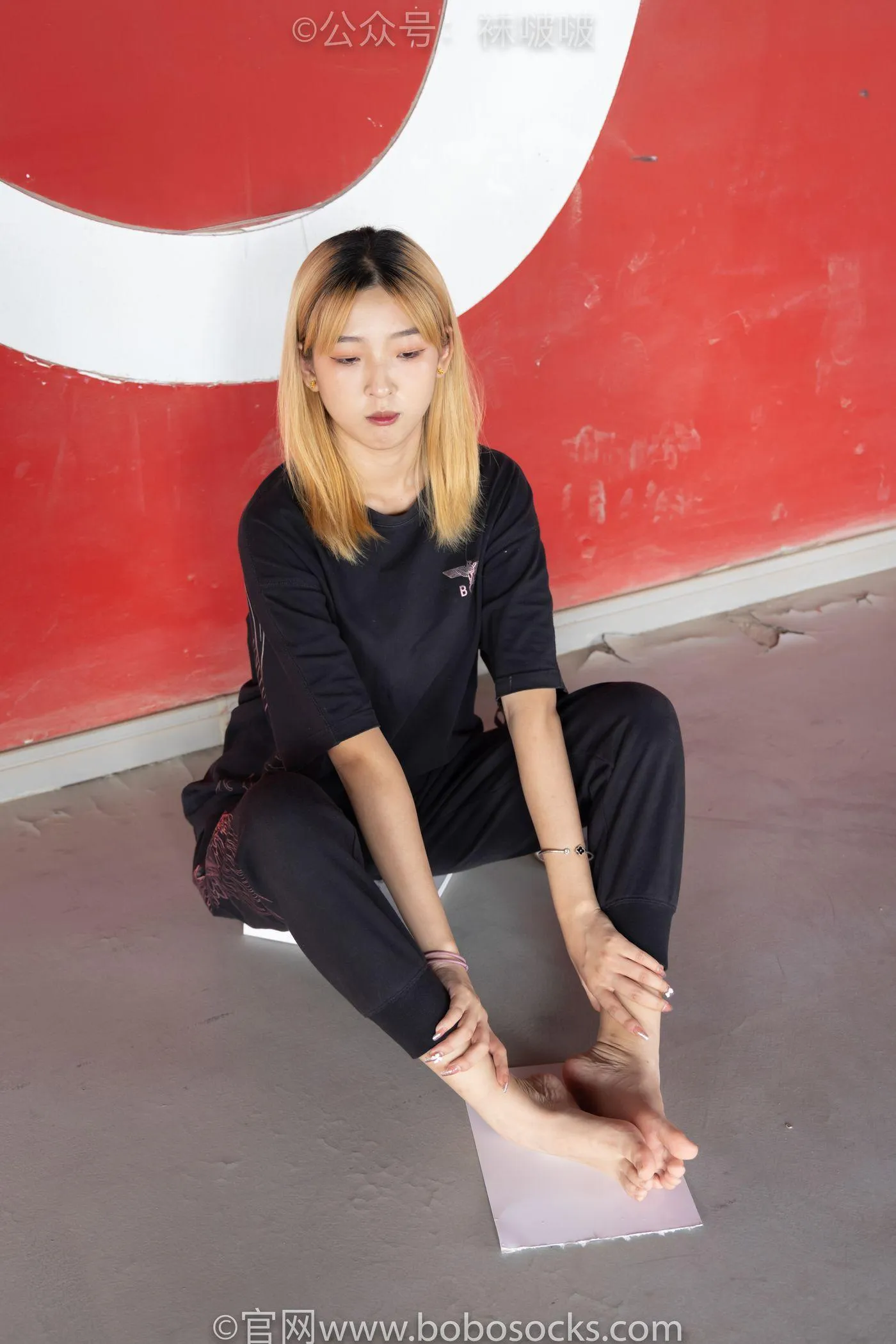 [BoBoSocks袜啵啵]NO.018 木木-运动鞋、白棉袜、裸足 [136P]插图9
